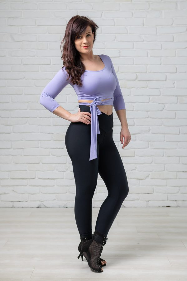 Mirada lila Anita megkötős háromnegyedesujjú fitneszfelső és fekete Viktória leggings elöl nézete